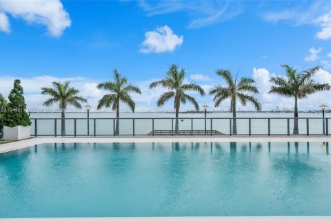 Condo in Miami, Florida, 4 bedrooms  № 2025978 - photo 2