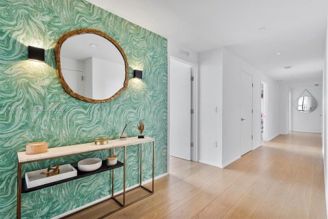 Condo in Miami, Florida, 4 bedrooms  № 2025978 - photo 19