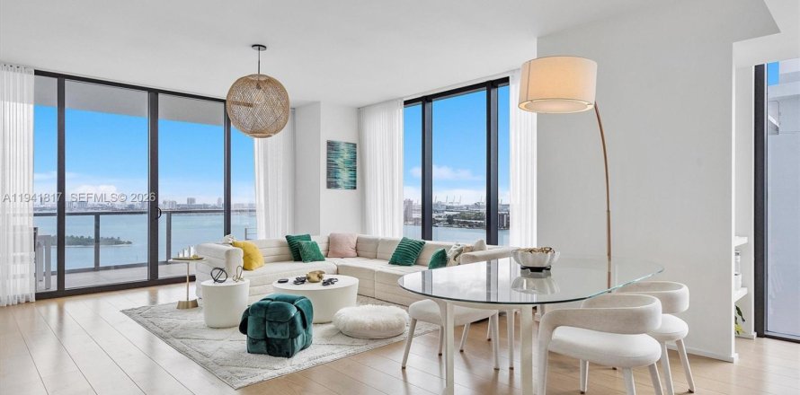 Condo in Miami, Florida, 4 bedrooms  № 2025978