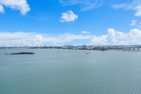 Condo in Miami, Florida, 4 bedrooms  № 2025978 - photo 8