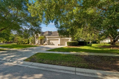 House in Lutz, Florida 4 bedrooms, 407.66 sq.m. № 2228492 - photo 5