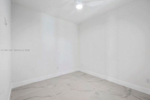 House in Cape Coral, Florida 3 bedrooms, 118.17 sq.m. № 2044237 - photo 21