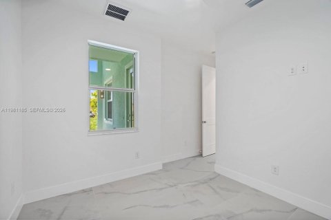 House in Cape Coral, Florida 3 bedrooms, 118.17 sq.m. № 2044237 - photo 23