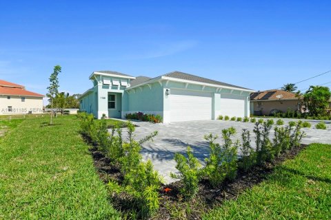 House in Cape Coral, Florida 3 bedrooms, 118.17 sq.m. № 2044237