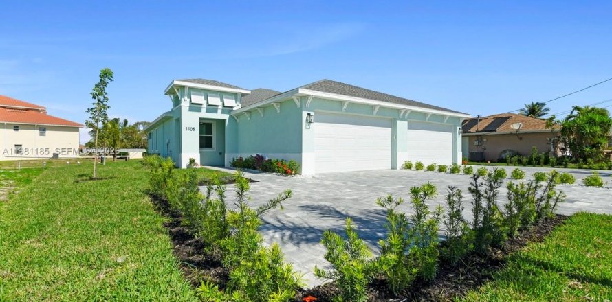 House in Cape Coral, Florida 3 bedrooms, 118.17 sq.m. № 2044237