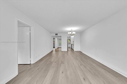 Condominio en alquiler en Pembroke Pines, Florida, 2 dormitorios, 102.19 m2 № 1951976 - foto 9
