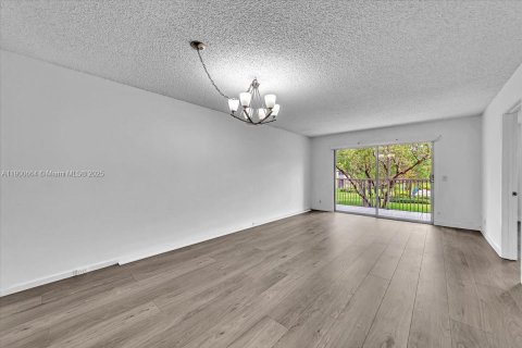 Condominio en alquiler en Pembroke Pines, Florida, 2 dormitorios, 102.19 m2 № 1951976 - foto 15