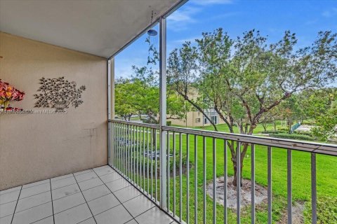 Condominio en alquiler en Pembroke Pines, Florida, 2 dormitorios, 102.19 m2 № 1951976 - foto 4