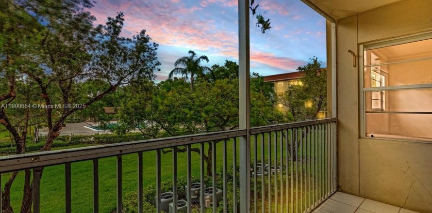 Condominio en Pembroke Pines, Florida, 2 dormitorios  № 1951976