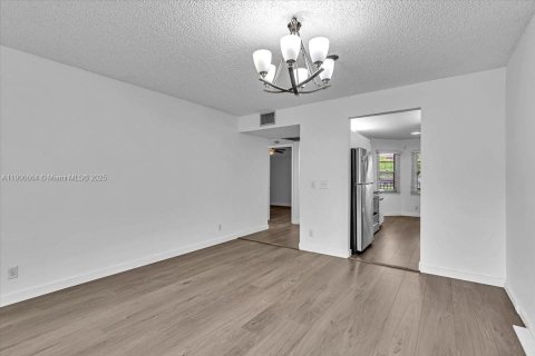 Condominio en alquiler en Pembroke Pines, Florida, 2 dormitorios, 102.19 m2 № 1951976 - foto 12