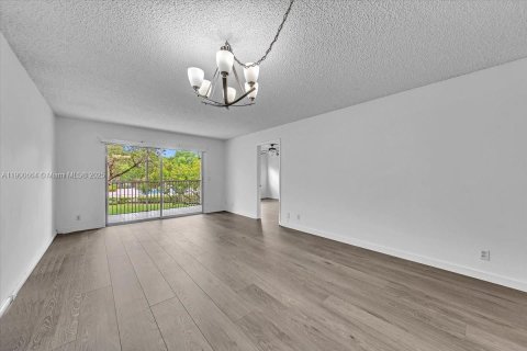Condominio en alquiler en Pembroke Pines, Florida, 2 dormitorios, 102.19 m2 № 1951976 - foto 16