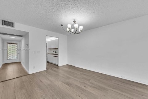 Condominio en alquiler en Pembroke Pines, Florida, 2 dormitorios, 102.19 m2 № 1951976 - foto 11