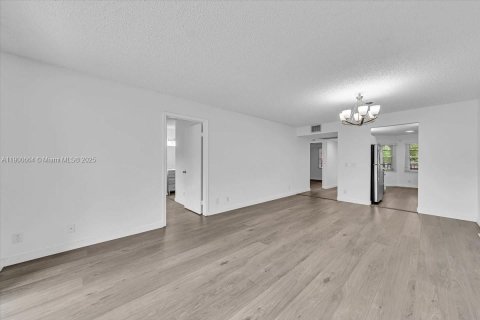 Condominio en alquiler en Pembroke Pines, Florida, 2 dormitorios, 102.19 m2 № 1951976 - foto 13