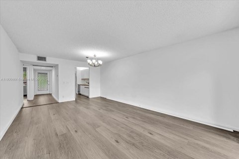 Condominio en alquiler en Pembroke Pines, Florida, 2 dormitorios, 102.19 m2 № 1951976 - foto 8