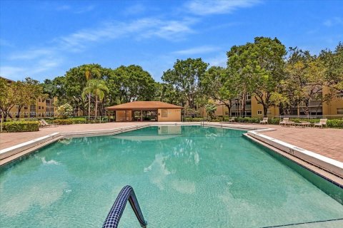 Condominio en alquiler en Pembroke Pines, Florida, 2 dormitorios, 102.19 m2 № 1951976 - foto 2