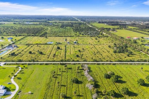 Commercial property in Vero Beach, Florida № 1784105 - photo 1