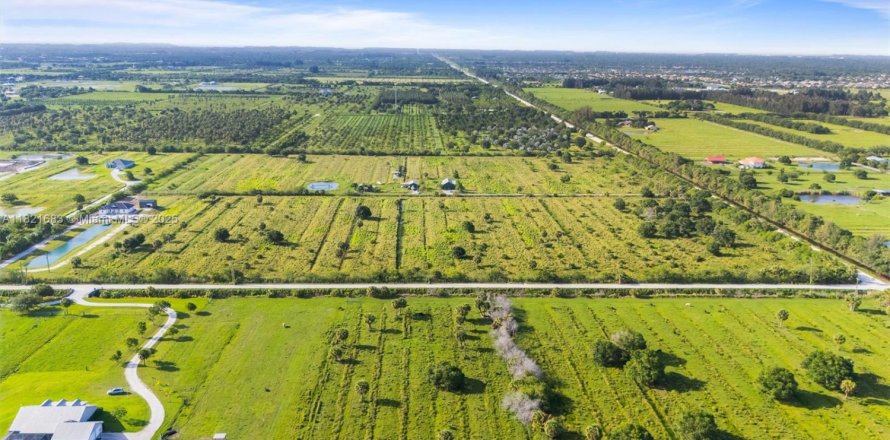 Commercial property in Vero Beach, Florida № 1784105