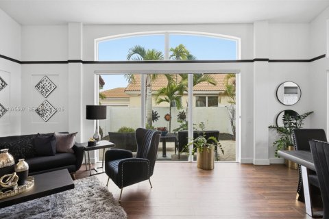 House in Miramar, Florida 3 bedrooms, 196.12 sq.m. № 2041453 - photo 6