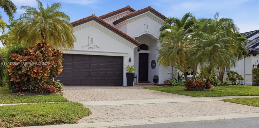 House in Miramar, Florida 3 bedrooms, 196.12 sq.m. № 2041453