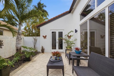 House in Miramar, Florida 3 bedrooms, 196.12 sq.m. № 2041453 - photo 16