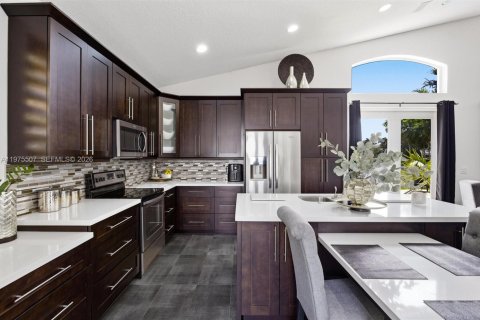 House in Miramar, Florida 3 bedrooms, 196.12 sq.m. № 2041453 - photo 13