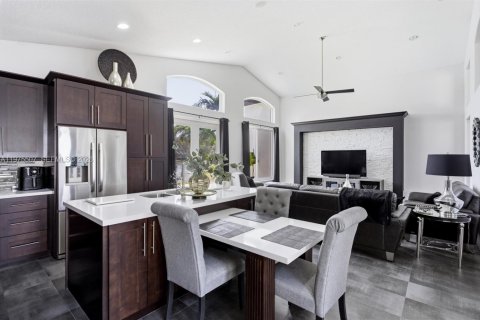 House in Miramar, Florida 3 bedrooms, 196.12 sq.m. № 2041453 - photo 12