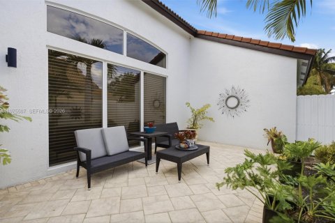 House in Miramar, Florida 3 bedrooms, 196.12 sq.m. № 2041453 - photo 15