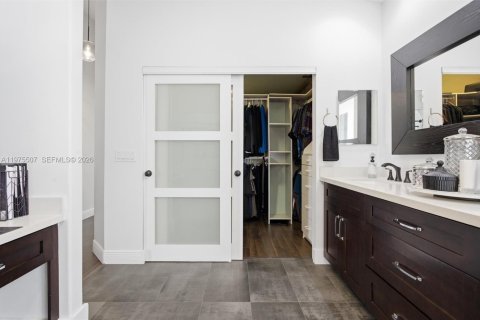 House in Miramar, Florida 3 bedrooms, 196.12 sq.m. № 2041453 - photo 25