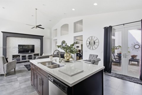 House in Miramar, Florida 3 bedrooms, 196.12 sq.m. № 2041453 - photo 14