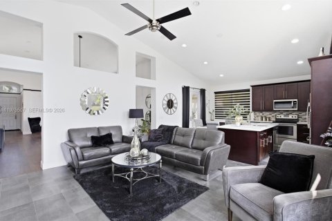 House in Miramar, Florida 3 bedrooms, 196.12 sq.m. № 2041453 - photo 9