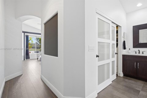 House in Miramar, Florida 3 bedrooms, 196.12 sq.m. № 2041453 - photo 18