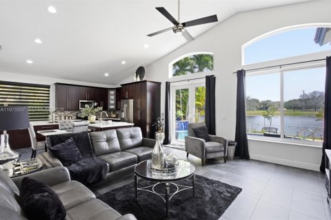 House in Miramar, Florida 3 bedrooms, 196.12 sq.m. № 2041453 - photo 10