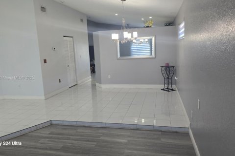 Villa ou maison à vendre à Hialeah, Floride: 3 chambres, 148.46 m2 № 1921277 - photo 5