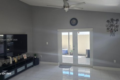 Villa ou maison à vendre à Hialeah, Floride: 3 chambres, 148.46 m2 № 1921277 - photo 10