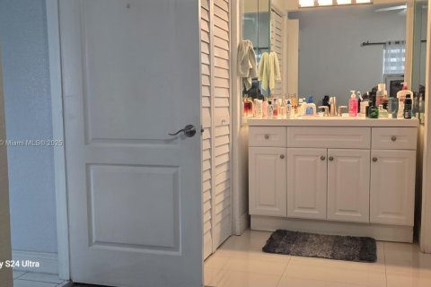 Villa ou maison à vendre à Hialeah, Floride: 3 chambres, 148.46 m2 № 1921277 - photo 19