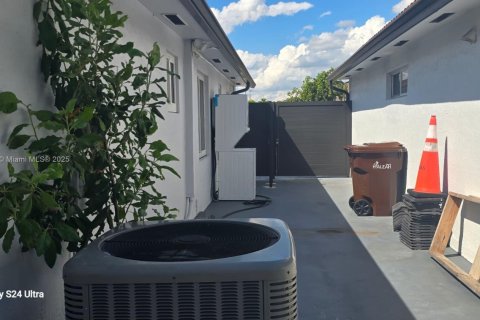 Villa ou maison à vendre à Hialeah, Floride: 3 chambres, 148.46 m2 № 1921277 - photo 28