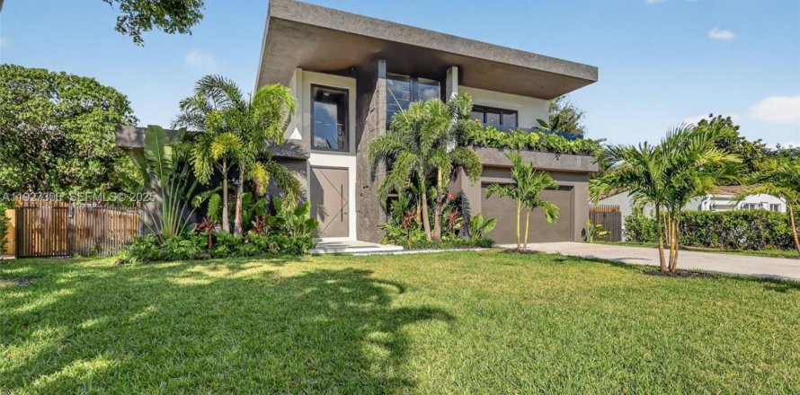 House in Biscayne Park, Florida 4 bedrooms, 92.16 sq.m. № 1986237