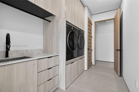 House in Biscayne Park, Florida 4 bedrooms, 92.16 sq.m. № 1986237 - photo 18