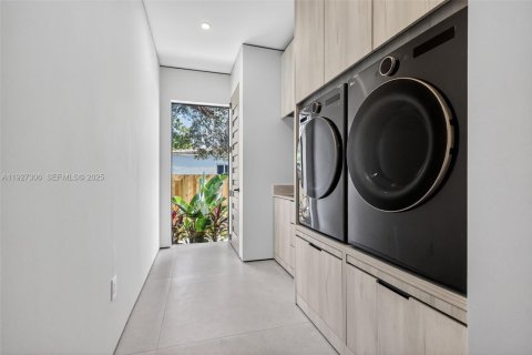 House in Biscayne Park, Florida 4 bedrooms, 92.16 sq.m. № 1986237 - photo 17