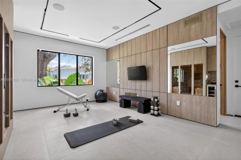 House in Biscayne Park, Florida 4 bedrooms, 92.16 sq.m. № 1986237 - photo 12