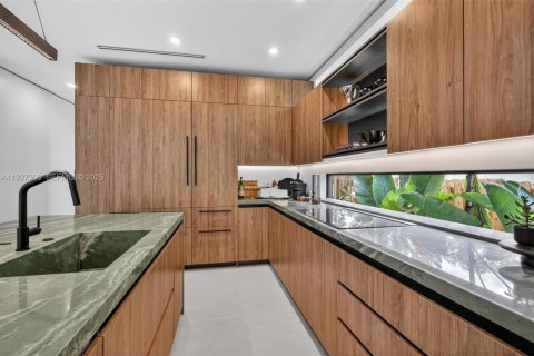 House in Biscayne Park, Florida 4 bedrooms, 92.16 sq.m. № 1986237 - photo 26