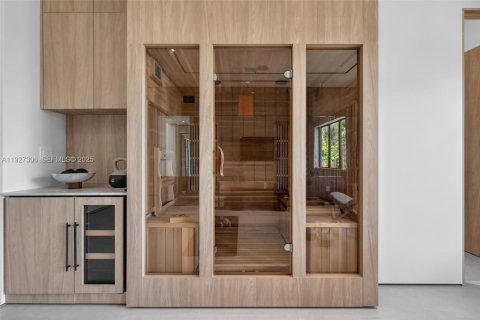 House in Biscayne Park, Florida 4 bedrooms, 92.16 sq.m. № 1986237 - photo 14