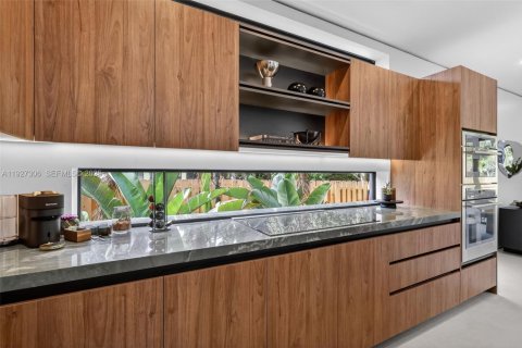 House in Biscayne Park, Florida 4 bedrooms, 92.16 sq.m. № 1986237 - photo 27