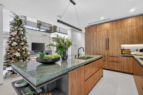 House in Biscayne Park, Florida 4 bedrooms, 92.16 sq.m. № 1986237 - photo 24