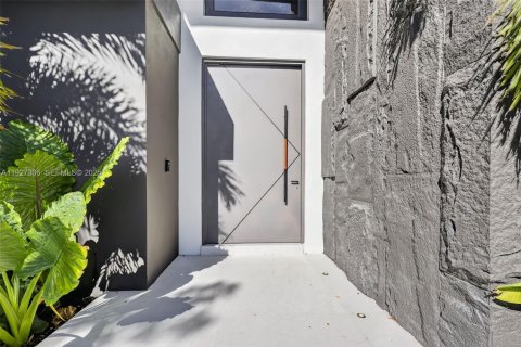 House in Biscayne Park, Florida 4 bedrooms, 92.16 sq.m. № 1986237 - photo 5