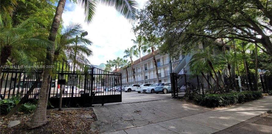 Condo in Miami, Florida, 1 bedroom № 1776477