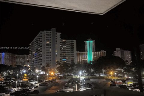 Condo in Fort Lauderdale, Florida, 2 bedrooms  № 1998327 - photo 17