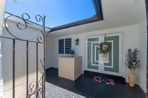 House in Palmetto Bay, Florida 3 bedrooms, 190.17 sq.m. № 1747857 - photo 4