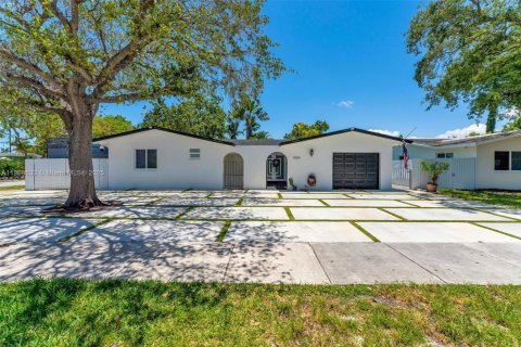 House in Palmetto Bay, Florida 3 bedrooms, 190.17 sq.m. № 1747857 - photo 1