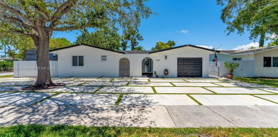 House in Palmetto Bay, Florida 3 bedrooms, 190.17 sq.m. № 1747857